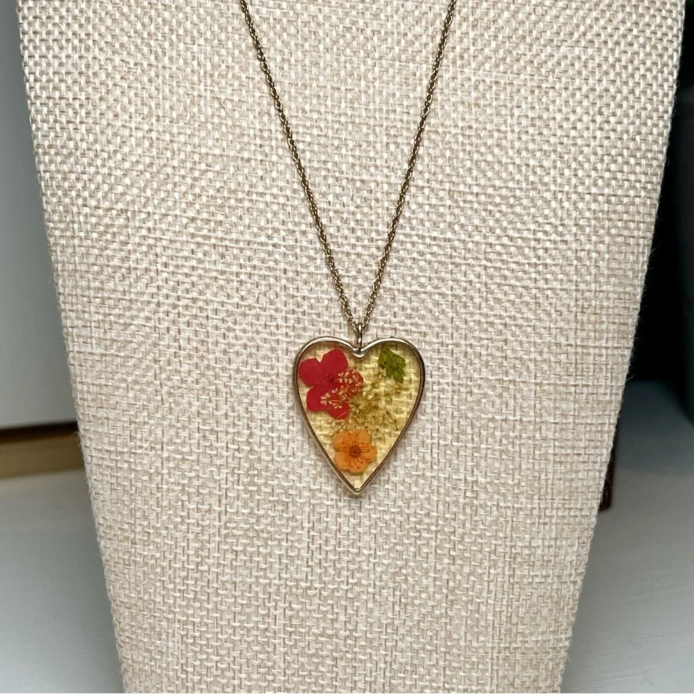 NWOT Pressed Flower Heart Resin Pendant Necklace Gold Chain Boho Floral 16” + 2”